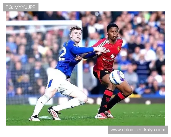 曼联的锋线组合逐渐磨合，期望能在大赛中创造奇迹，曼联支点中锋