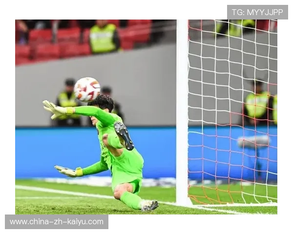 守门员在训练中演练“边线出击+后场短传”的战术配合